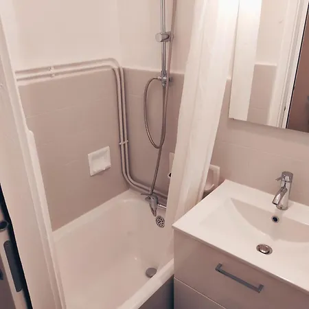 Cosy - 5 Minute Walk To Beach Apartment *